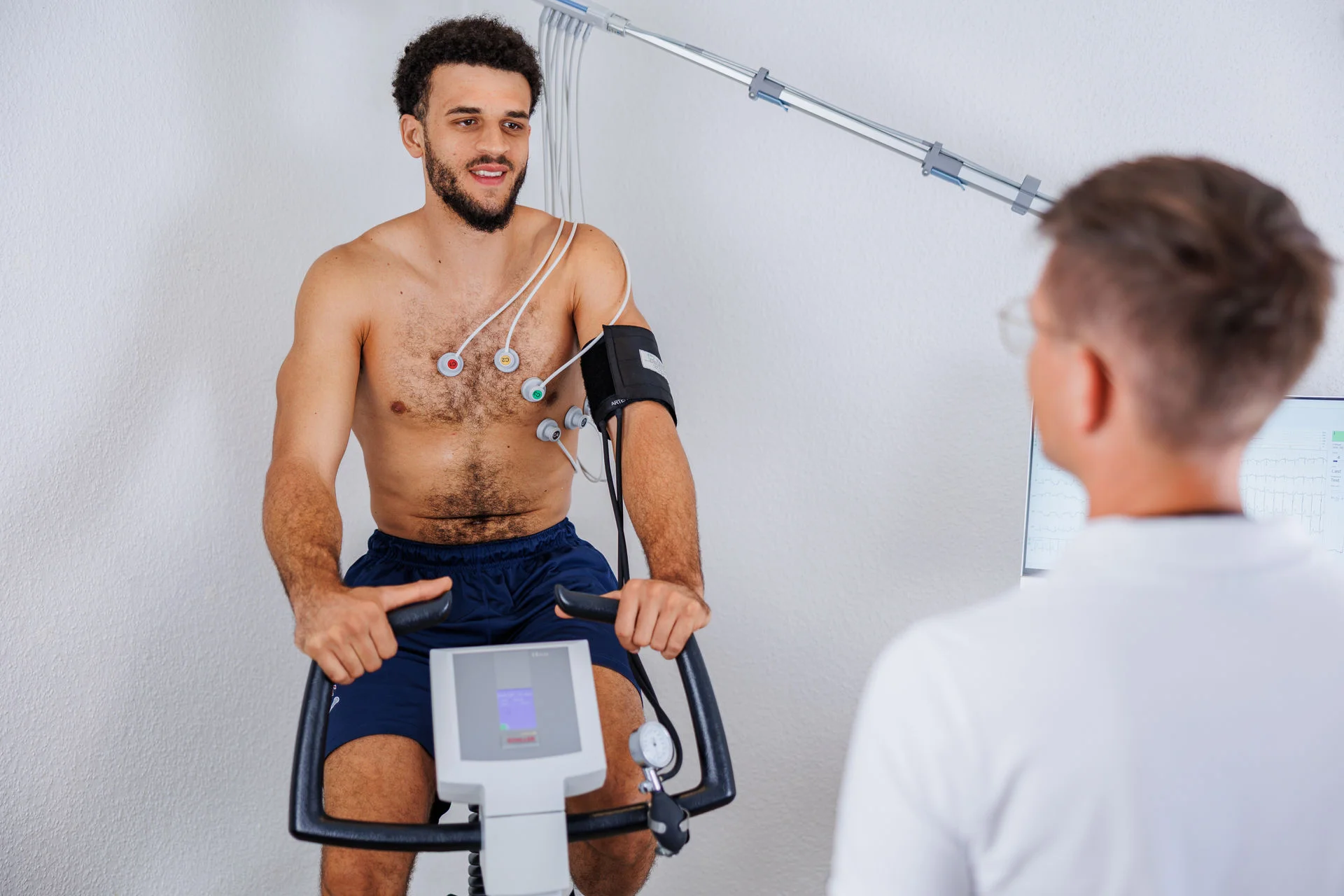 Patient auf dem Ergometer beim Belastungs-EKG