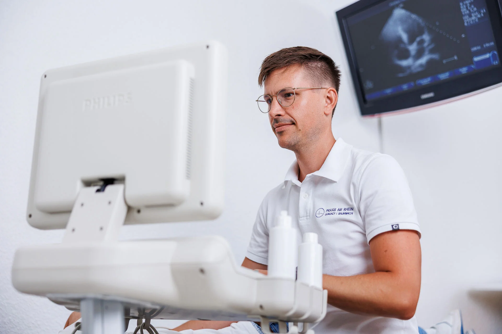 Arzt bei der Ultraschalluntersuchung