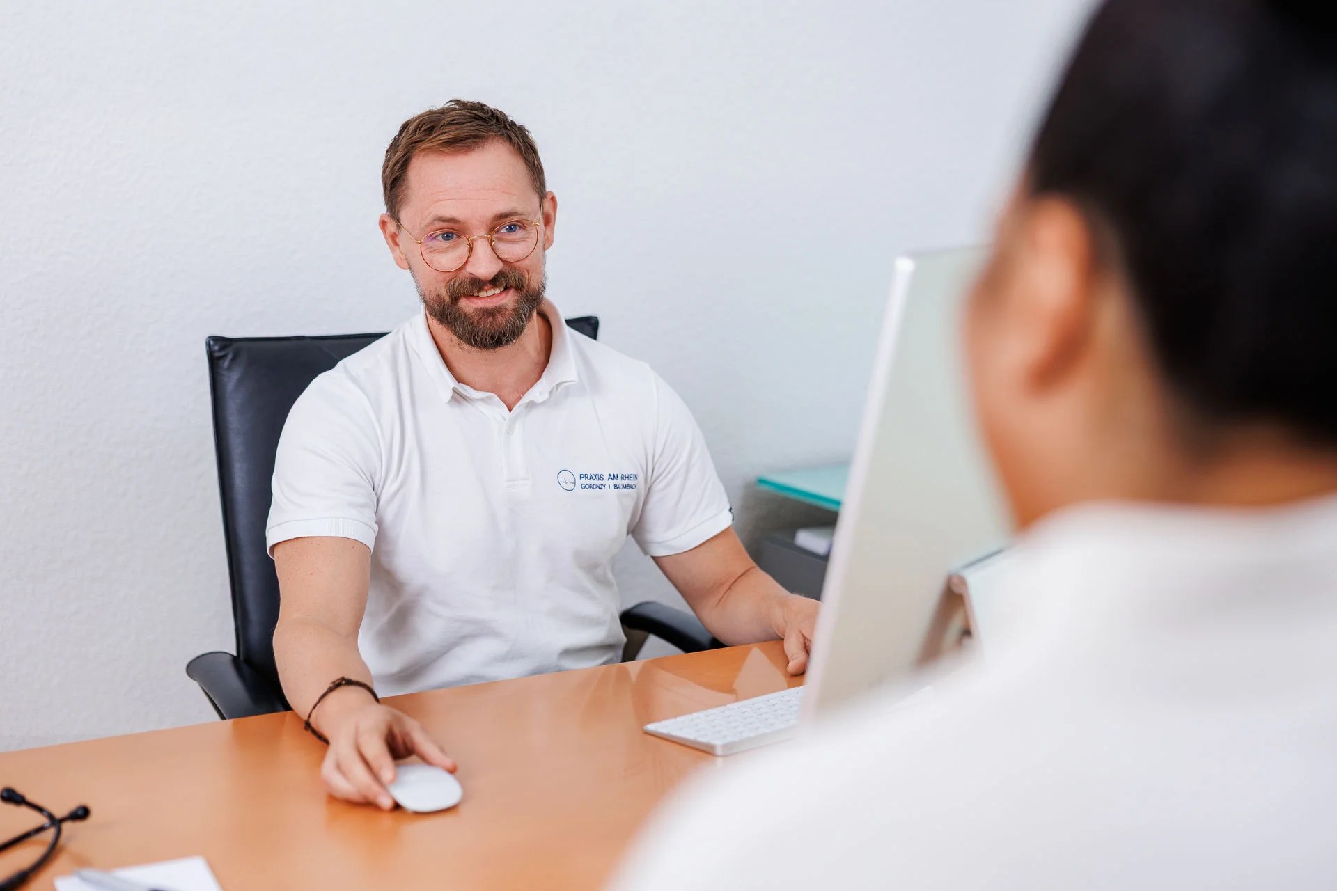 Arzt im Gespräch mit Patientin