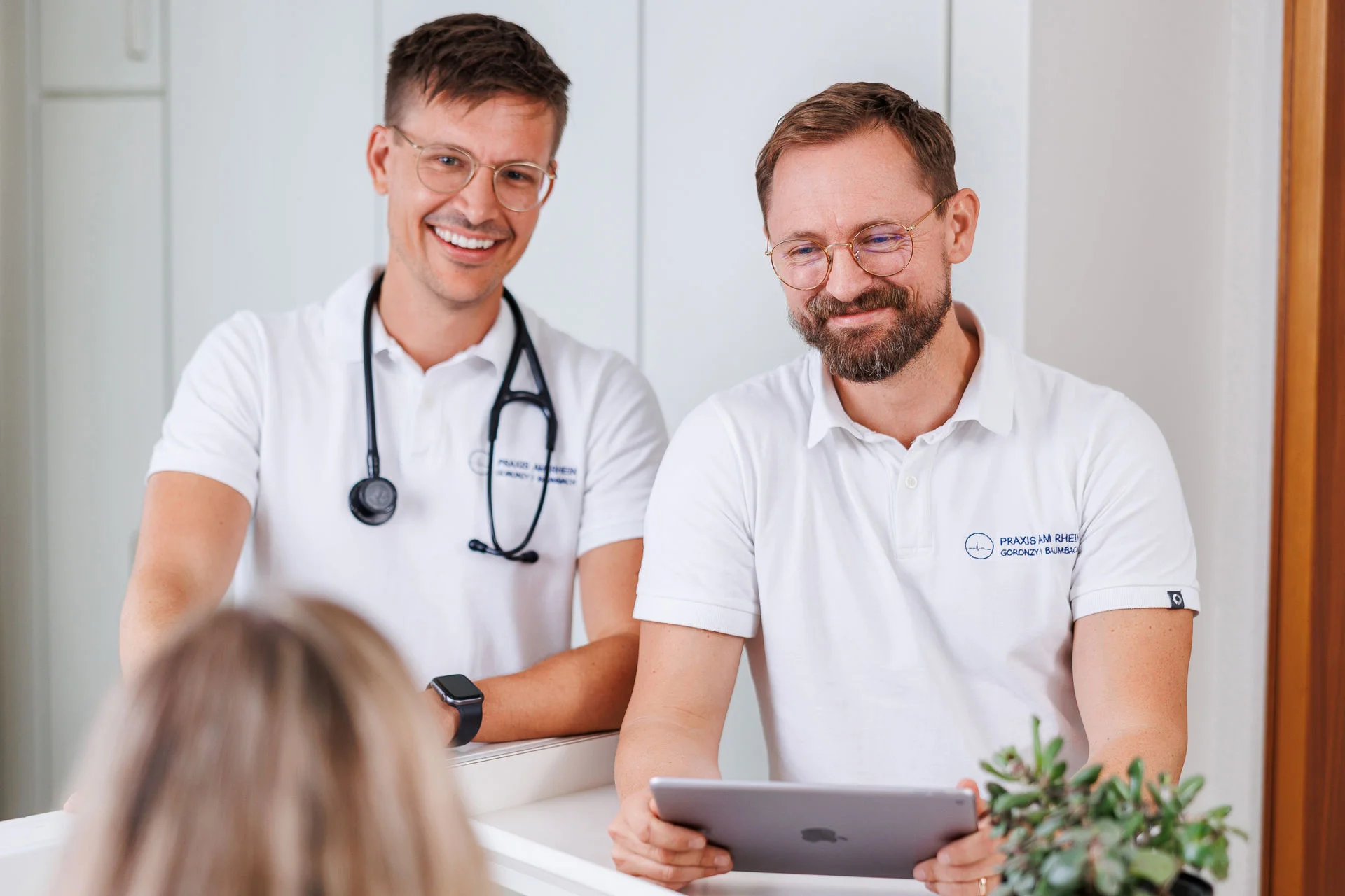 Zwei Ärzte am Empfang